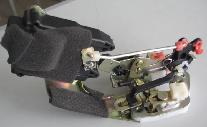 汽车门锁系统技术解析：结构、类型与控制逻辑