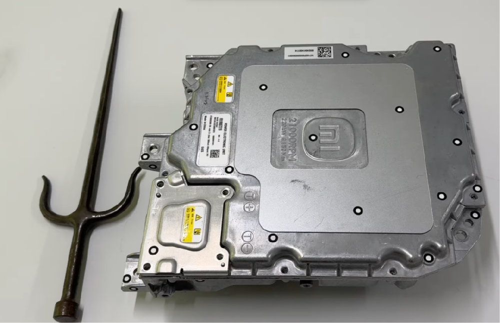 小米 SU7 电机驱动逆变器：结构拆解与核心亮点解析